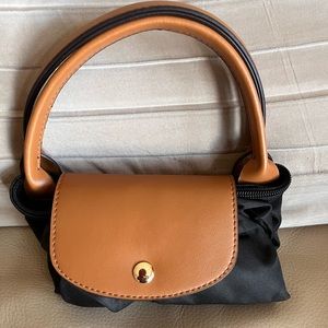 Women’s handbag.